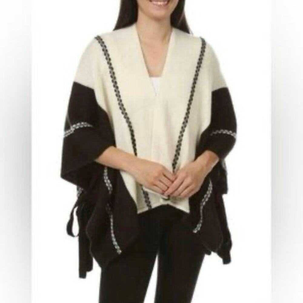 Vince Camuto Black & Cream Poncho Sweater Bow Tie Sleeves One Size New
Cozy